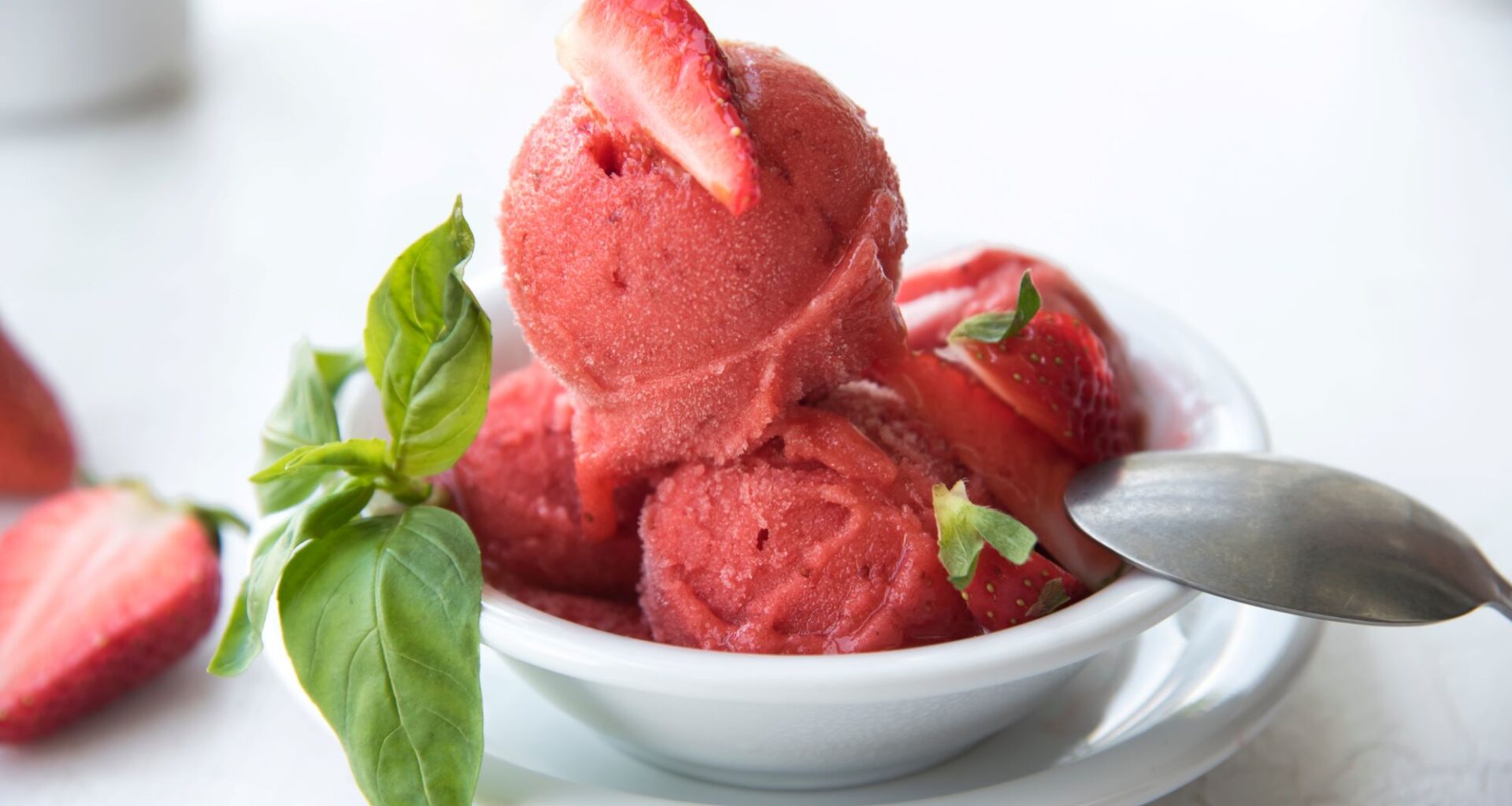 Helado de Fresa Casero con un Toque de Albahaca - Revista Ambigu